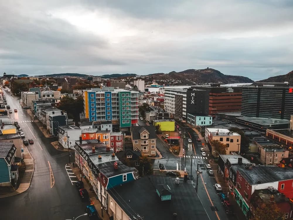 Utsikt over et byområde med boliger, veier og arbeidsplasser.